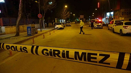 Elazığ'da cadde ortasında silahlı kavga: 2 yaralı