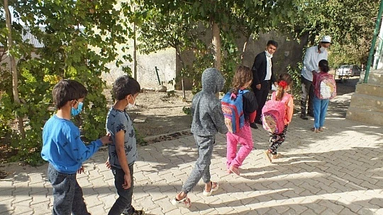 Elazığ'da cami depremzede öğrencilerin eğitim yuvası oldu