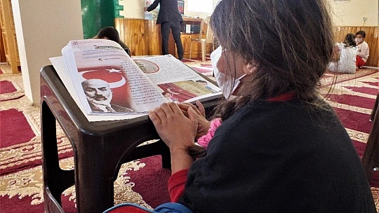 Elazığ'da cami depremzede öğrencilerin eğitim yuvası oldu