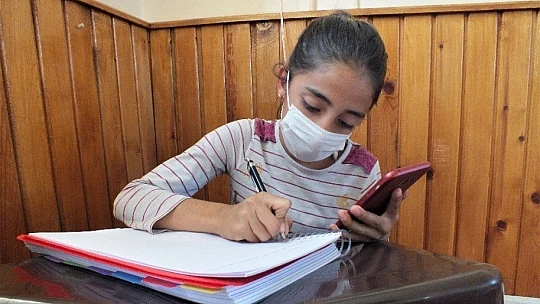 Elazığ'da cami depremzede öğrencilerin eğitim yuvası oldu