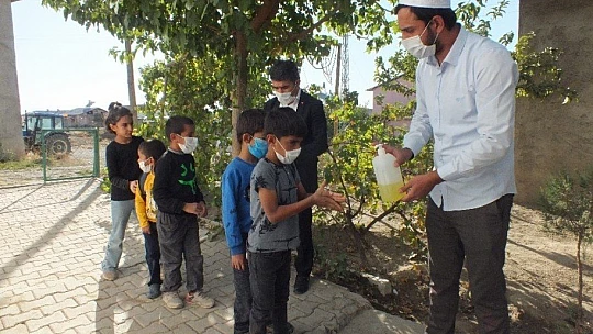Elazığ'da cami depremzede öğrencilerin eğitim yuvası oldu