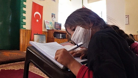 Elazığ'da cami depremzede öğrencilerin eğitim yuvası oldu
