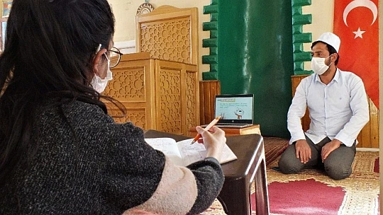 Elazığ'da cami depremzede öğrencilerin eğitim yuvası oldu