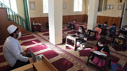 Elazığ'da cami depremzede öğrencilerin eğitim yuvası oldu