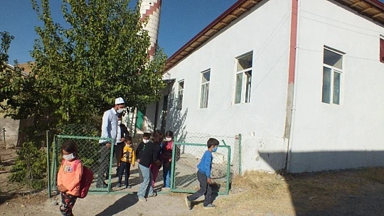 Elazığ'da cami depremzede öğrencilerin eğitim yuvası oldu