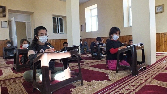 Elazığ'da cami depremzede öğrencilerin eğitim yuvası oldu