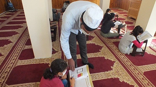 Elazığ'da cami depremzede öğrencilerin eğitim yuvası oldu