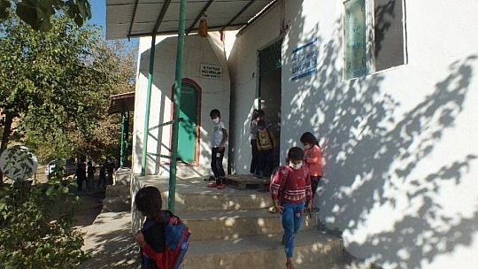 Elazığ'da cami depremzede öğrencilerin eğitim yuvası oldu