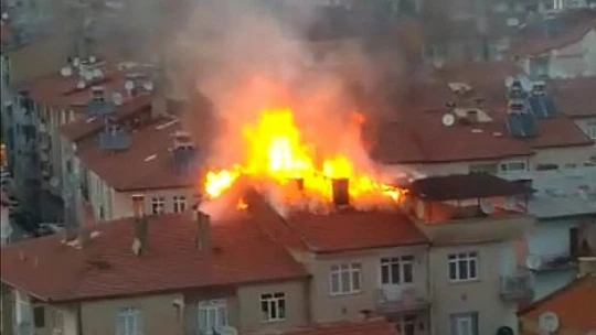 Elazığ'da çatı alev alev yandı
