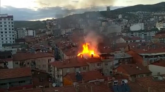 Elazığ'da çatı alev alev yandı