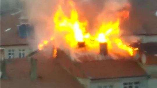 Elazığ'da çatı alev alev yandı