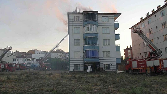 Elazığ'da çatı yangını 1 saatlik çalışmayla söndürüldü