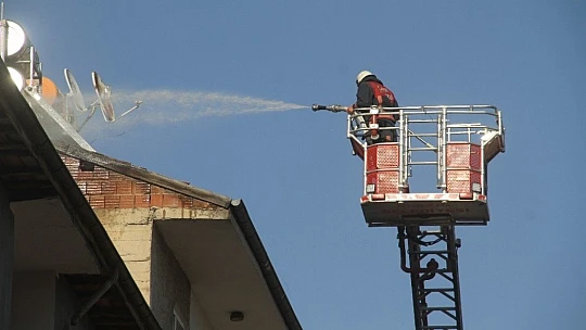 Elazığ'da çatı yangını 2 binaya sıçradı