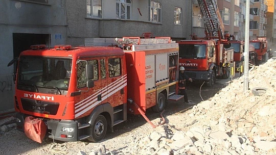Elazığ'da çatı yangını 2 binaya sıçradı