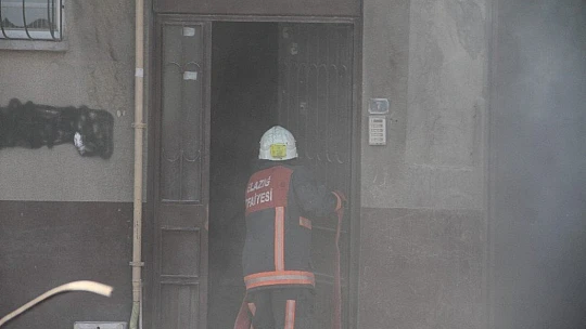 Elazığ'da çatı yangını 2 binaya sıçradı