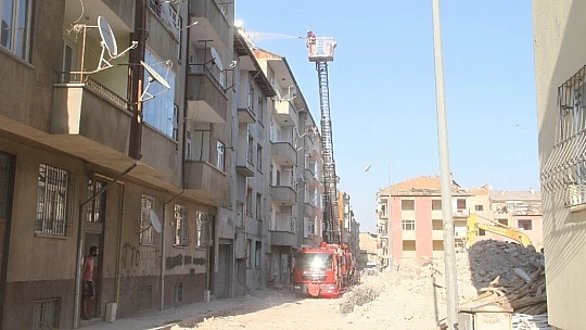Elazığ'da çatı yangını 2 binaya sıçradı