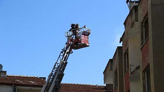Elazığ'da çatı yangını büyümeden söndürüldü