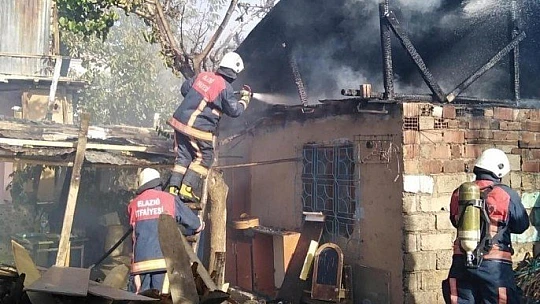 Elazığ'da çatı yangını
