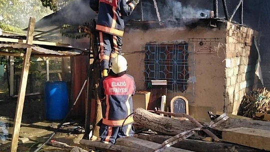 Elazığ'da çatı yangını