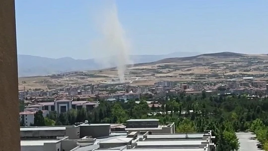 Elazığ'da çıkan hortum korkuttu