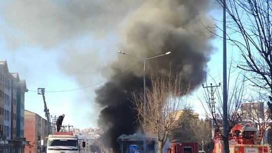 Elazığ'da çıkan yangında büfe kullanılmaz hale geldi