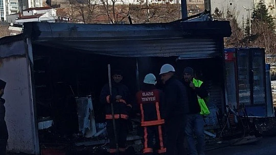 Elazığ'da çıkan yangında büfe kullanılmaz hale geldi