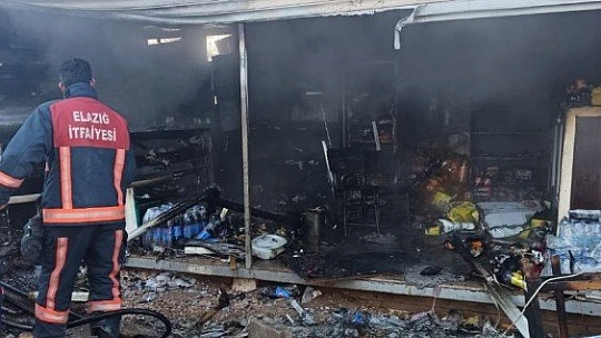 Elazığ'da çıkan yangında büfe kullanılmaz hale geldi