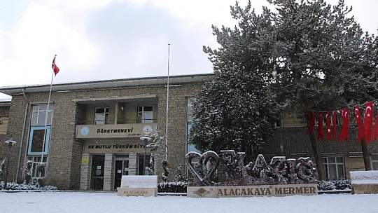 Elazığ'da çocukların kar sevinci