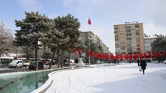 Elazığ'da çocukların kar sevinci