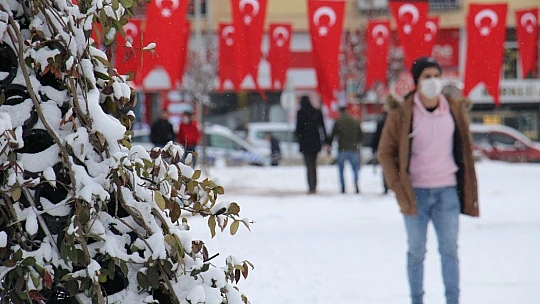 Elazığ'da çocukların kar sevinci