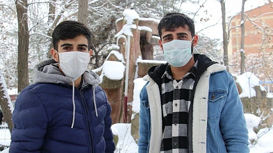 Elazığ'da çocukların kar sevinci