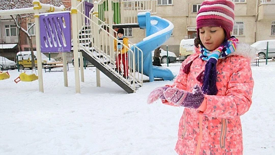 Elazığ'da çocukların kar sevinci