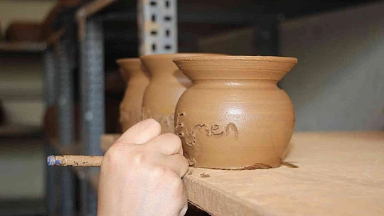 Elazığ'da çömlekler minik ellerde şekilleniyor