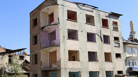 Elazığ'da deprem sonrası harabeye dönen 10 bin konut yıkıldı
