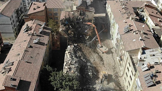 Elazığ'da deprem sonrası harabeye dönen 10 bin konut yıkıldı