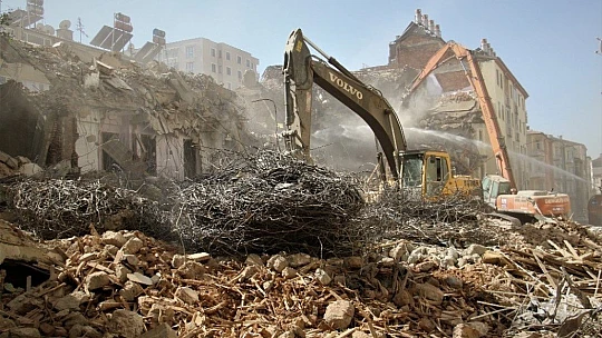 Elazığ'da deprem sonrası harabeye dönen 10 bin konut yıkıldı