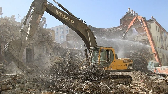 Elazığ'da deprem sonrası harabeye dönen 10 bin konut yıkıldı