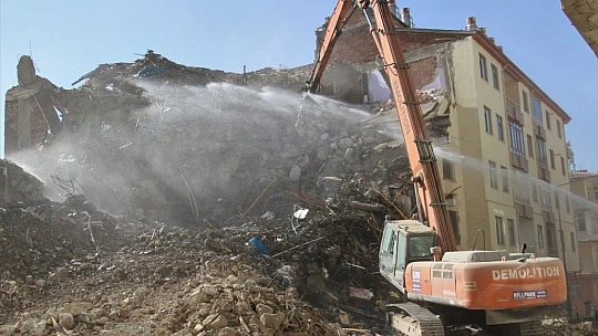 Elazığ'da deprem sonrası harabeye dönen 10 bin konut yıkıldı