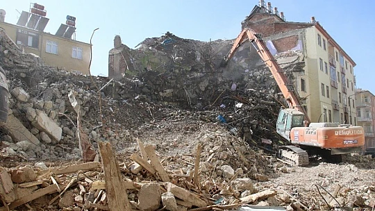 Elazığ'da deprem sonrası harabeye dönen 10 bin konut yıkıldı