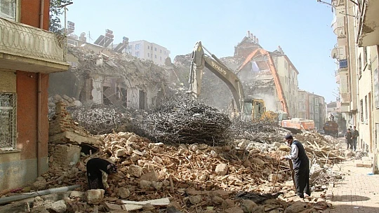 Elazığ'da deprem sonrası harabeye dönen 10 bin konut yıkıldı