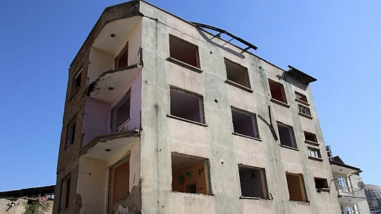 Elazığ'da deprem sonrası harabeye dönen 10 bin konut yıkıldı