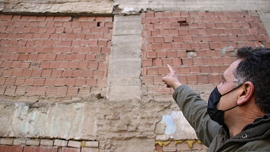 Elazığ'da depremde hasar alan orta hasarlı bir bina tahliye edildi