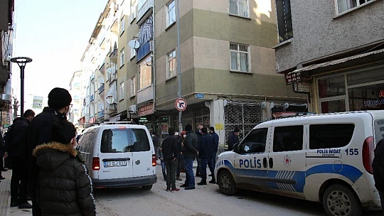 Elazığ'da depremde hasar alan orta hasarlı bir bina tahliye edildi