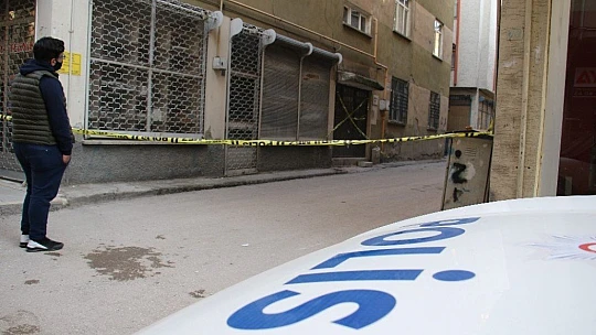 Elazığ'da depremde hasar alan orta hasarlı bir bina tahliye edildi