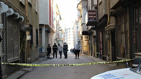 Elazığ'da depremde hasar alan orta hasarlı bir bina tahliye edildi