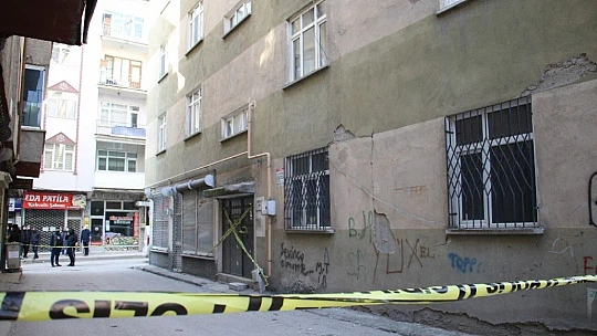 Elazığ'da depremde hasar alan orta hasarlı bir bina tahliye edildi