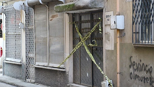 Elazığ'da depremde hasar alan orta hasarlı bir bina tahliye edildi