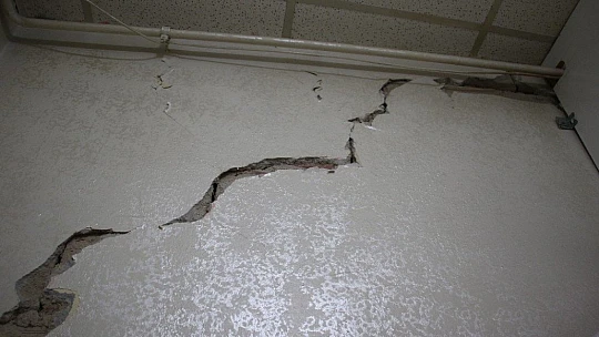 Elazığ'da depremde hasar alan orta hasarlı bir bina tahliye edildi