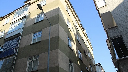 Elazığ'da depremde hasar alan orta hasarlı bir bina tahliye edildi