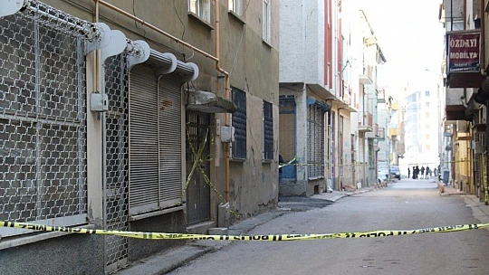 Elazığ'da depremde hasar alan orta hasarlı bir bina tahliye edildi